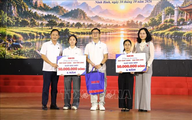 Hai suất học bổng đặc biệt được trao cho các sinh viên có hoàn cảnh đặc biệt khó khăn. Ảnh: Đức Phương - TTXVN