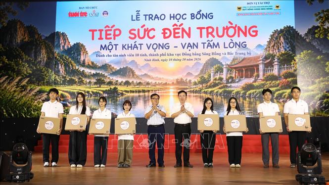Chương trình trao tặng 08 Laptop cho các tân sinh viên có hoàn cảnh khó khăn. Ảnh: Đức Phương - TTXVN