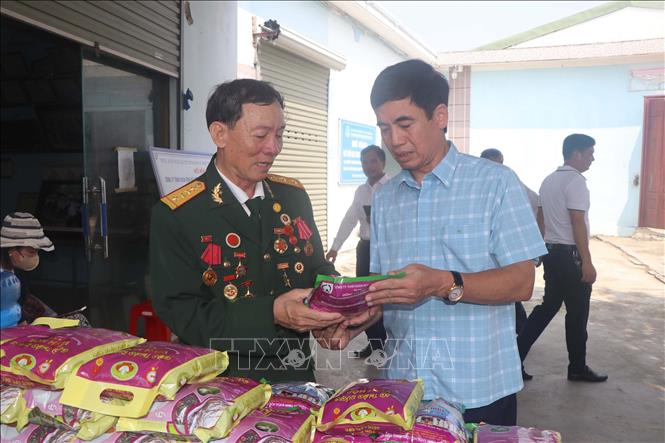 Cựu chiến binh Phan Văn Hòa giới thiệu sản phẩm gạo  thảo dược Vĩnh Hòa