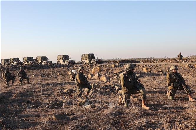 Binh sĩ Israel tại một ngôi làng gần ranh giới hành chính giữa hai tỉnh Daraa và Quneitra ở miền Nam Syria. Ảnh: THX/TTXVN phát