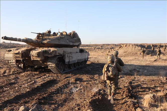 Binh sĩ Israel được triển khai tại một ngôi làng gần ranh giới hành chính giữa hai tỉnh Daraa và Quneitra ở miền Nam Syria. Ảnh: THX/TTXVN phát