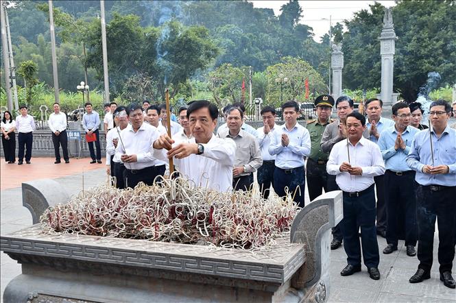 Trưởng Ban Tổ chức Trung ương Nguyễn Duy Ngọc dâng hương tại Khu tưởng niệm Chủ tịch Hồ Chí Minh và các vị tiền bối cách mạng. Ảnh: Hoàng Hải - TTXVN
