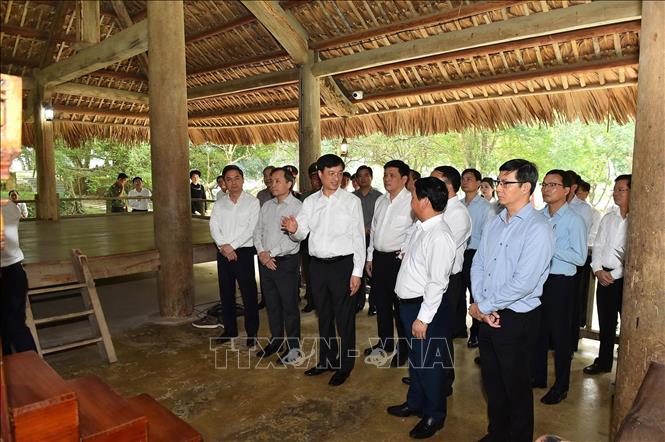 Trưởng Ban Tổ chức Trung ương Nguyễn Duy Ngọc và các đại biểu thăm, dâng hương tại đình Tân Trào (Tuyên Quang). Ảnh: Hoàng Hải - TTXVN
