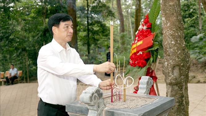 Trưởng Ban Tổ chức Trung ương Nguyễn Duy Ngọc dâng hương tại lán Nà Nưa (Tuyên Quang). Ảnh: Hoàng Hải - TTXVN
