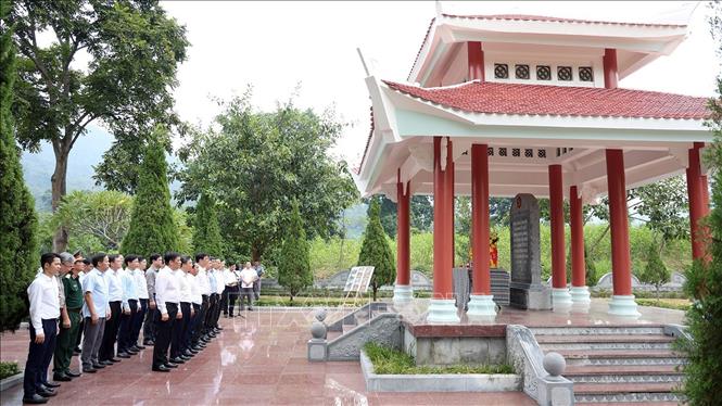 Đoàn đại biểu dâng hương tại Di tích Ban Tổ chức Trung ương, xã Tân Trào (Tuyên Quang). Ảnh: Hoàng Hải - TTXVN