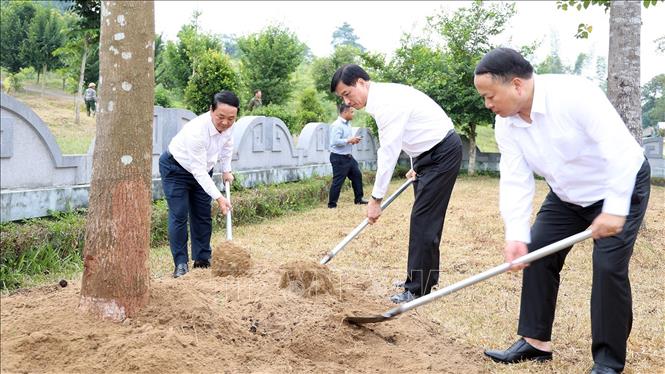 Trưởng Ban Tổ chức Trung ương Nguyễn Duy Ngọc và lãnh đạo tỉnh trồng cây lưu niệm trong khuôn viên Di tích Ban Tổ chức Trung ương, xã Tân Trào (Tuyên Quang). Ảnh: Hoàng Hải - TTXVN
