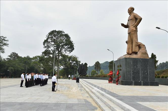 Các đại biểu dâng hoa trước Tượng đài Bác Hồ ở Tân Trào (Tuyên Quang). Ảnh: Hoàng Hải - TTXVN