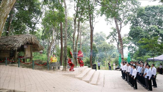 Đoàn công tác dâng hương tại lán Nà Nưa, xã Tân Trào (Tuyên Quang). Ảnh: Hoàng Hải - TTXVN
