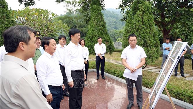 Các đại biểu xem phương án cải tạo di tích Ban Tổ chức Trung ương, xã Tân Trào (Tuyên Quang). Ảnh: Hoàng Hải - TTXVN