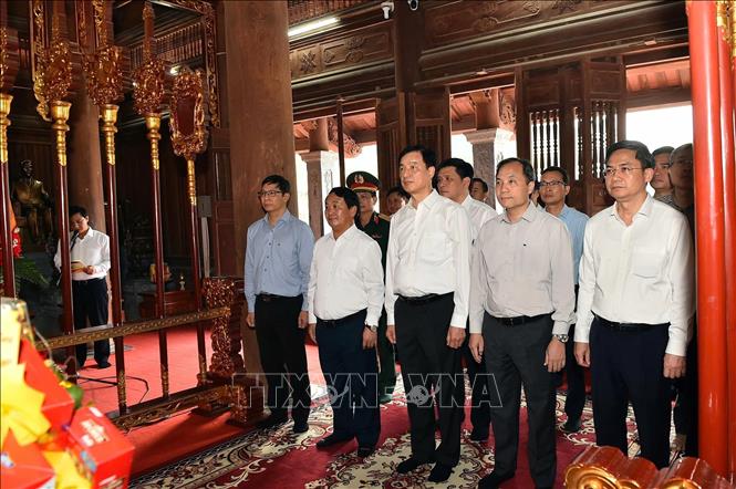 Các đại biểu dâng hương tại Khu tưởng niệm Chủ tịch Hồ Chí Minh và các vị tiền bối cách mạng, xã Tân Trào (Tuyên Quang). Ảnh: Hoàng Hải - TTXVN
