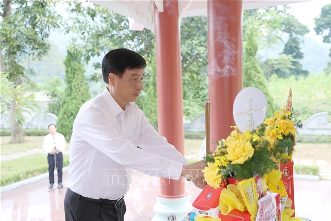 Trưởng Ban Tổ chức Trung ương Nguyễn Duy Ngọc dâng hương tại Di tích Ban Tổ chức Trung ương, xã Tân Trào (Tuyên Quang). Ảnh: Hoàng Hải - TTXVN 
