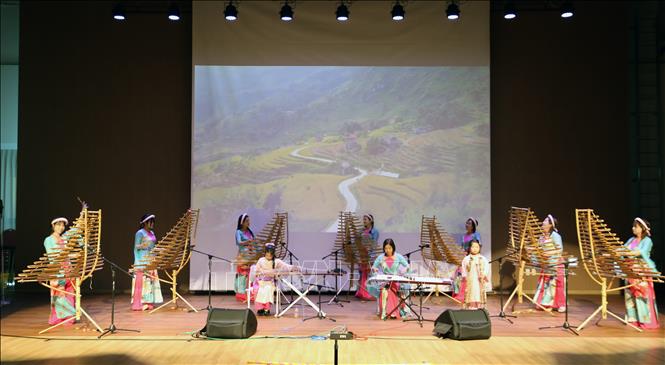 Những làn điệu dân ca Việt Nam “Trống cơm”, “Tây Nguyên chào Mặt Trời”, “Đất nước tươi đẹp”, “Hát mừng Anh hùng Núp”, liên khúc dân ca Tây Bắc và 