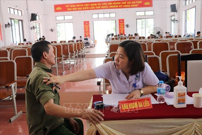 Bệnh viện đa khoa Hải Dương bố trí trang thiết bị, máy móc và nhân lực phối hợp với UBND xã An Phú tổ chức khám sức khỏe, khám sàng lọc. Ảnh: Mạnh Minh - TTXVN