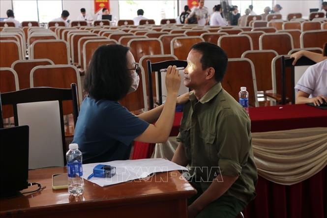 Người dân xã An Phú được khám sức khỏe, khám sàng lọc miễn phí. Ảnh: Mạnh Minh - TTXVN