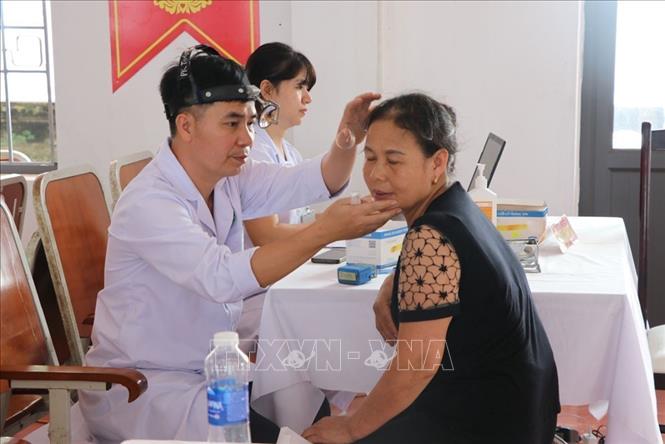 Bệnh viện đa khoa Hải Dương bố trí trang thiết bị, máy móc và nhân lực phối hợp với UBND xã An Phú tổ chức khám sức khỏe, khám sàng lọc. Ảnh: Mạnh Minh - TTXVN