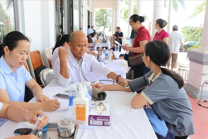 Sau khâu tiếp đón, người dân được kiểm tra danh sách, đo sinh hiệu, khám lâm sàng, khám chuyên khoa, siêu âm, xét nghiệm, nghe bác sĩ kết luận và tư vấn, cuối cùng là cập nhật hồ sơ. Ảnh: Mạnh Minh - TTXVN