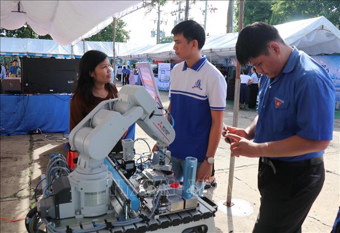 Học sinh trải nghiệm, tìm hiểu mô hình robot công nghiệp tại khu trưng bày công nghệ trong khuôn khổ hoạt động ra mắt Không gian đổi mới sáng tạo phường Bình Phước, ngày 10/10/2026. Ảnh: Đậu Tất Thành - TTXVN