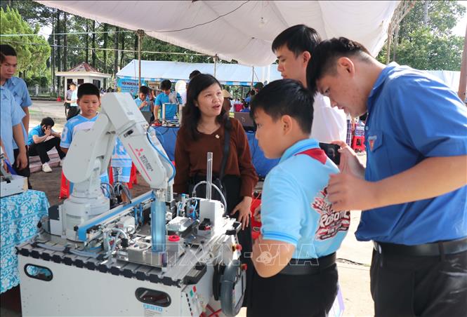Học sinh trải nghiệm mô hình cánh tay robot tại không gian đổi mới sáng tạo phường Bình Phước, qua đó tiếp cận các ứng dụng khoa học, công nghệ và khơi gợi tinh thần khám phá, sáng tạo. Ảnh: Đậu Tất Thành - TTXVN