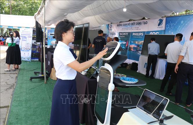 Người dân trải nghiệm các thiết bị, giải pháp công nghệ tại khu vực trưng bày dịch vụ hành chính công trong khuôn khổ hoạt động ra mắt Không gian đổi mới sáng tạo phường Bình Phước, ngày 10/10/2026. Ảnh: Đậu Tất Thành - TTXVN