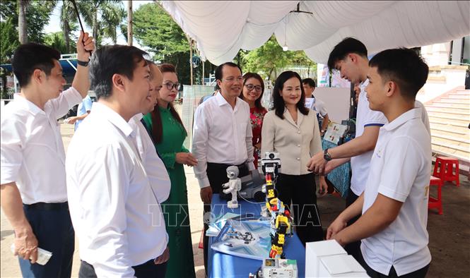 Lãnh đạo và đại biểu tham quan, tìm hiểu các sản phẩm, mô hình robot do học sinh, sinh viên giới thiệu tại không gian đổi mới sáng tạo phường Bình Phước. Ảnh: Đậu Tất Thành - TTXVN