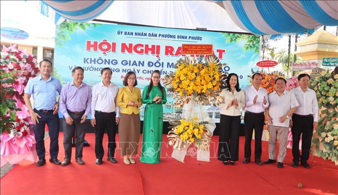Lãnh đạo phường Bình Phước tặng hoa chúc mừng các thành viên Ban Điều hành Không gian đổi mới sáng tạo phường tại hội nghị ra mắt ngày 10/10/2026. Ảnh: Đậu Tất Thành - TTXVN