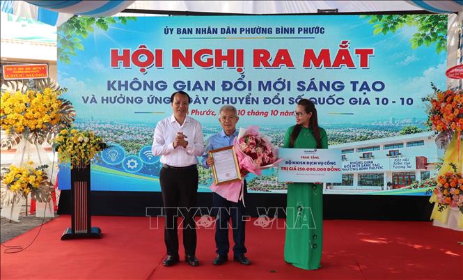 Đại diện Ngân hàng Thương mại cổ phần Công Thương Việt Nam (VietinBank) Chi nhánh Bình Phước trao tặng Trạm Dịch vụ công số trị giá 250 triệu đồng cho UBND phường Bình Phước, góp phần hỗ trợ người dân tiếp cận dịch vụ công trên môi trường số. Ảnh: Đậu Tất Thành - TTXVN