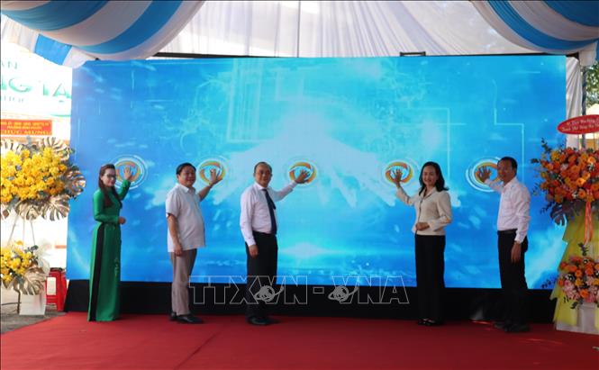 Lãnh đạo thành phố Đồng Nai và phường Bình Phước cùng thực hiện nghi thức kích hoạt, chính thức đưa Không gian đổi mới sáng tạo phường Bình Phước vào hoạt động ngày 10/10/2026. Ảnh: Đậu Tất Thành - TTXVN