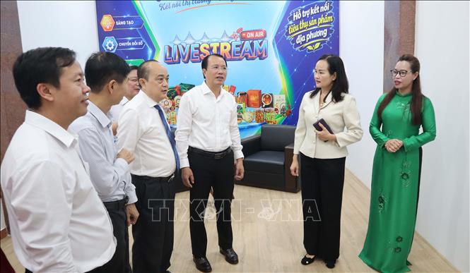Lãnh đạo phường Bình Phước và các đại biểu tham quan khu vực livestream, kết nối thị trường, hỗ trợ tiêu thụ sản phẩm địa phương tại Không gian đổi mới sáng tạo. Ảnh: Đậu Tất Thành - TTXVN