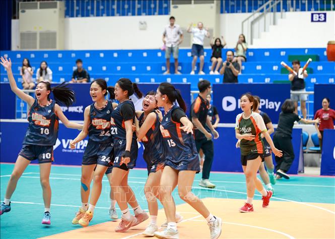 Niềm vui của các nữ vận động viên Lào Cai sau chiến thắng 69-66 trước đương kim vô địch Thành phố Hồ Chí Minh 1. Ảnh: Giang Phương - TTXVN
