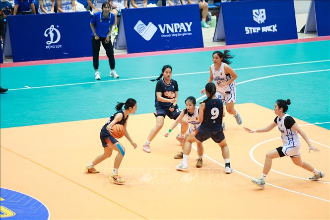 Trận chung kết giữa Đội nữ Lào Cai với đương kim vô địch Thành phố Hồ Chí Minh 1 diễn ra với thế trận giằng co. Ảnh: Giang Phương – TTXVN