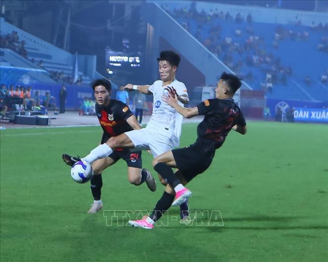 Tình huống tranh chấp bóng giữa cầu thủ hai đội. Ảnh: Công Luật - TTXVN