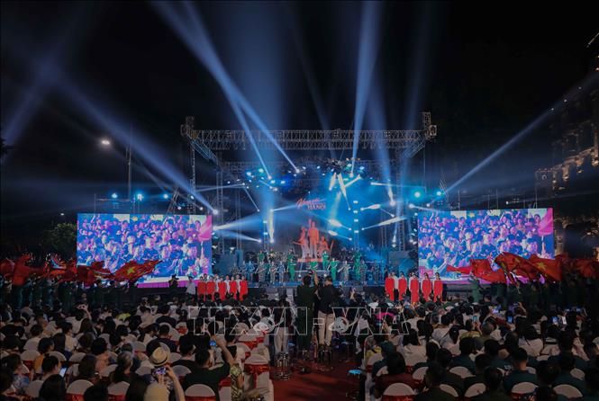 Chương III “Hà Nội - Nơi bình yên tỏa sáng” khắc họa hình ảnh Thủ đô hòa bình, văn minh, hiện đại, với sự đóng góp của lực lượng vũ trang và Nhân dân trong giữ gìn an ninh, trật tự. Ảnh: Phan Phương – TTXVN