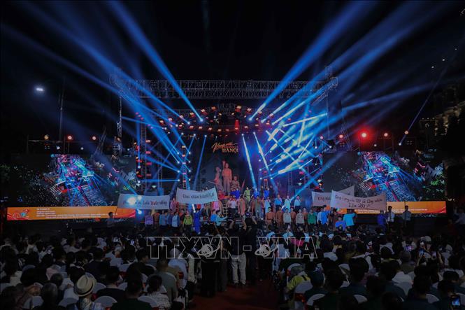 Chương trình nghệ thuật đặc biệt “80 năm - Vang mãi bản hùng ca Hà Nội” được dàn dựng công phu, kết hợp âm nhạc, múa, hợp xướng và công nghệ trình diễn hiện đại, do các nghệ sĩ Nhà hát Ca múa nhạc Thăng Long biểu diễn. Ảnh: Phan Phương – TTXVN
