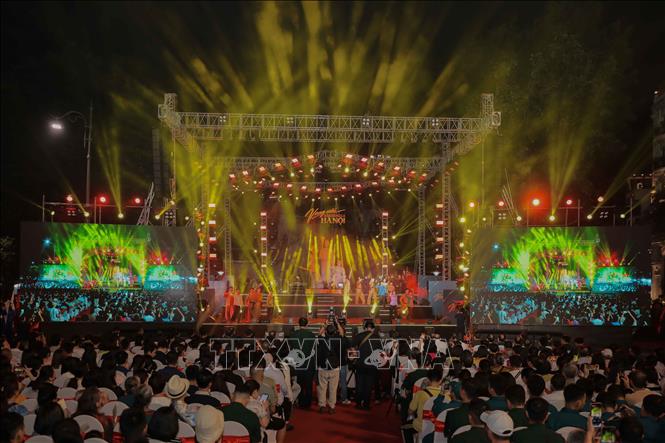 Chương trình nghệ thuật đặc biệt “80 năm - Vang mãi bản hùng ca Hà Nội” được dàn dựng công phu, kết hợp âm nhạc, múa, hợp xướng và công nghệ trình diễn hiện đại, do các nghệ sĩ Nhà hát Ca múa nhạc Thăng Long biểu diễn. Ảnh: Phan Phương – TTXVN