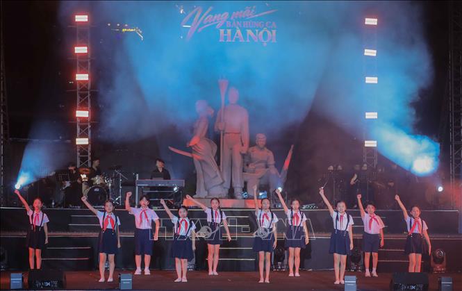 Chương trình nghệ thuật đặc biệt “80 năm - Vang mãi bản hùng ca Hà Nội” được dàn dựng công phu, kết hợp âm nhạc, múa, hợp xướng và công nghệ trình diễn hiện đại. Ảnh: Phan Phương – TTXVN