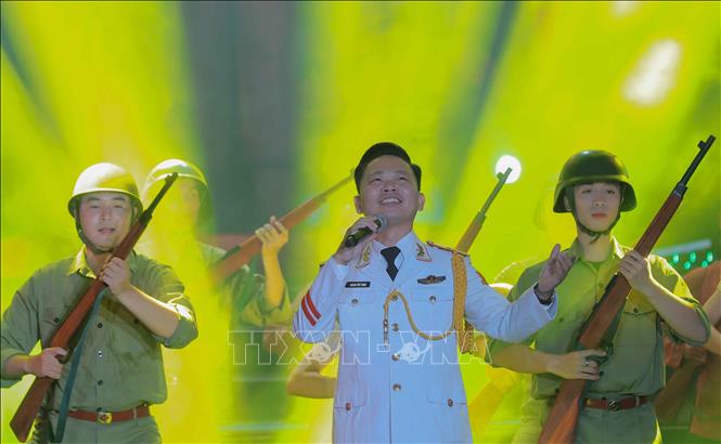 Chương III “Hà Nội - Nơi bình yên tỏa sáng” khắc họa hình ảnh Thủ đô hòa bình, văn minh, hiện đại, với sự đóng góp của lực lượng vũ trang và Nhân dân trong giữ gìn an ninh, trật tự. Ảnh: Phan Phương – TTXVN