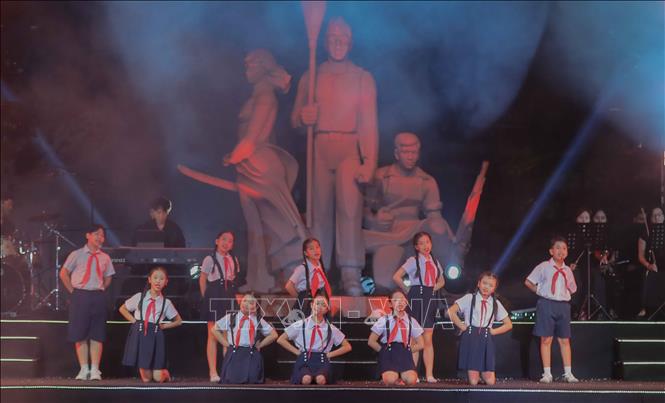 Chương trình nghệ thuật đặc biệt “80 năm - Vang mãi bản hùng ca Hà Nội” được dàn dựng công phu, kết hợp âm nhạc, múa, hợp xướng và công nghệ trình diễn hiện đại. Ảnh: Phan Phương – TTXVN