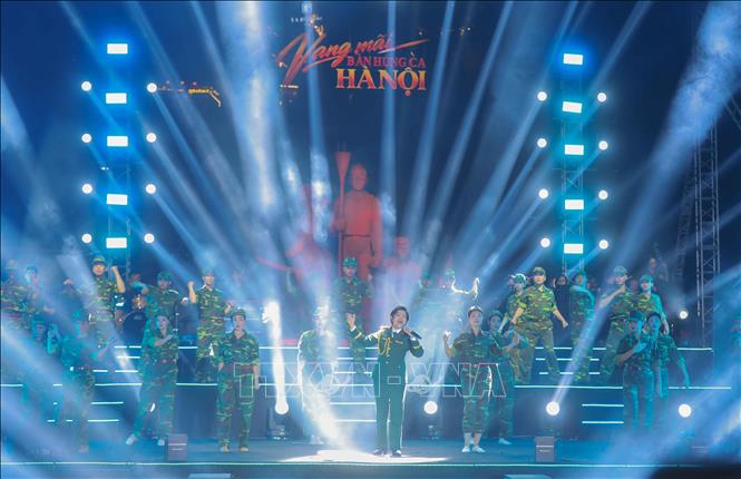 Chương trình nghệ thuật đặc biệt “80 năm - Vang mãi bản hùng ca Hà Nội” được dàn dựng công phu, kết hợp âm nhạc, múa, hợp xướng và công nghệ trình diễn hiện đại, do các nghệ sĩ Nhà hát Ca múa nhạc Thăng Long biểu diễn. Ảnh: Phan Phương – TTXVN