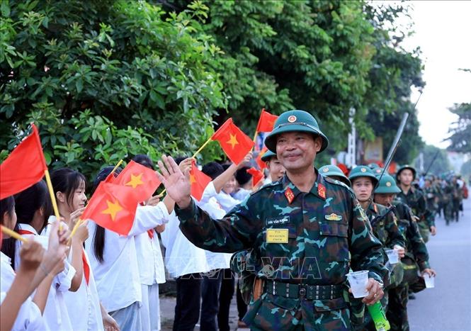 Nhân dân và học sinh đón chào cán bộ, chiến sĩ Sư đoàn 346 - Đoàn Lam Sơn hành quân dã ngoại qua địa phương. Ảnh: Tuấn Anh - TTXVN