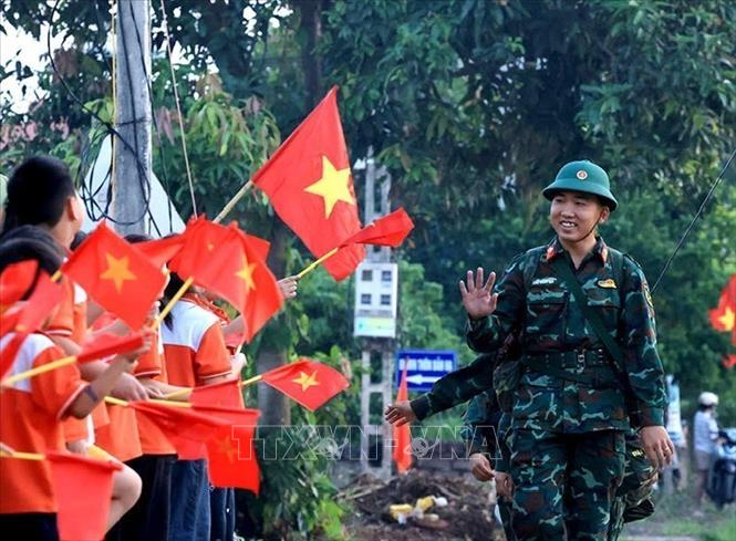 Nhân dân và học sinh đón chào cán bộ, chiến sĩ Sư đoàn 346 - Đoàn Lam Sơn hành quân dã ngoại qua địa phương. Ảnh: Tuấn Anh - TTXVN