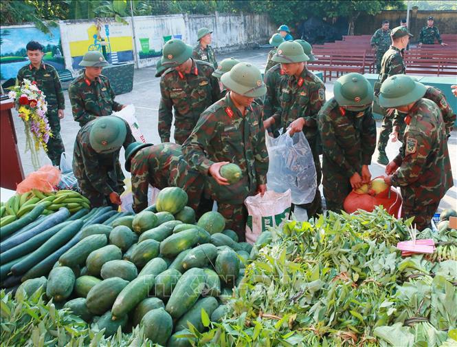 Sư đoàn 346 tiếp nhận lương thực, thực phẩm từ cán bộ và nhân dân xã Kiên Lao, tỉnh Bắc Ninh để phục vụ bộ đội hành quân, dã ngoại. Ảnh: Trọng Đức - TTXVN