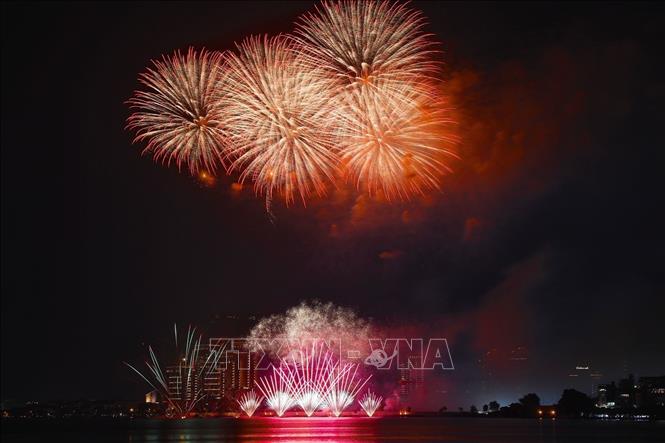 Fireworks display at West Lake. VNA Photo