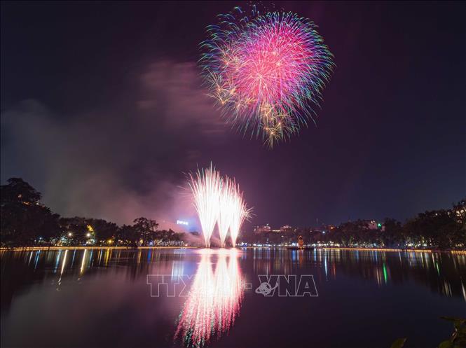 Fireworks display at Hoan Kiem Lake. VNA Photo