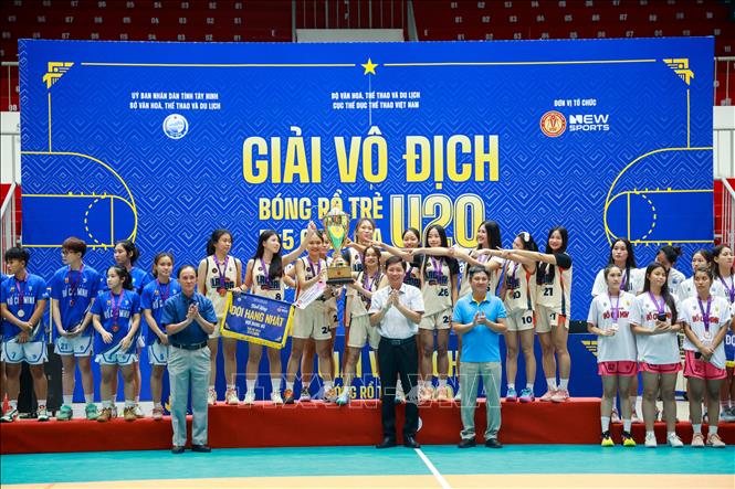 Ban tổ chức trao cúp vô địch nội dung nữ cho đội Lào Cai tại Giải Vô địch Bóng rổ trẻ 5x5 U20 Quốc gia năm 2026. Ảnh: Giang Phương - TTXVN