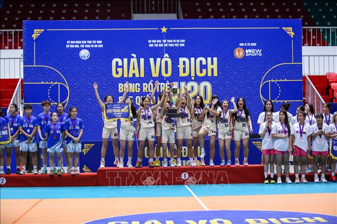 Đội nữ Lào Cai vui mừng đón nhận thành quả sau hành trình thi đấu và chính thức đăng quang ngôi vô địch tại Tây Ninh. Ảnh: Giang Phương - TTXVN