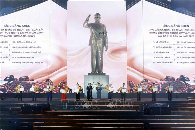 Phó Chủ tịch Quốc hội Nguyễn Thị Hồng và Chủ tịch Ủy ban nhân dân tỉnh Sơn La Nguyễn Đình Việt trao Giấy chứng nhận cho 10 nông dân tiêu biểu trên toàn tỉnh. Ảnh: Quang Quyết - TTXVN
