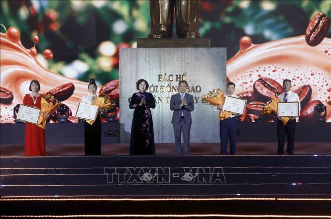 Phó Chủ tịch Quốc hội Nguyễn Thị Hồng và Chủ tịch Ủy ban nhân dân tỉnh Sơn La Nguyễn Đình Việt trao Giấy chứng nhận cho nông dân tiêu biểu trên toàn tỉnh. Ảnh: Quang Quyết - TTXVN