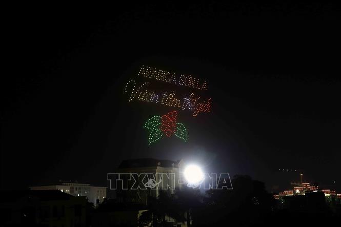Trình diễn ánh sáng nghệ thuật bằng máy bay không người lái (Drone Light Art). Ảnh: Quang Quyết - TTXVN