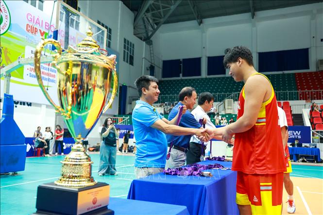 Đội nam Phòng không - Không quân Peak nhận giải Nhì tại Giải Vô địch Bóng rổ trẻ 5x5 U20 Quốc gia năm 2026. Ảnh: Giang Phương - TTXVN