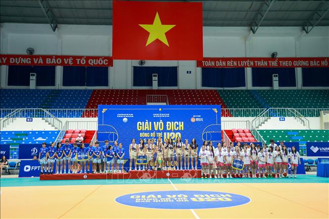 Các đội bóng rổ nữ đạt thành tích xuất sắc nhận giải tại Giải Vô địch Bóng rổ trẻ 5x5 U20 Quốc gia năm 2026. Ảnh: Giang Phương - TTXVN